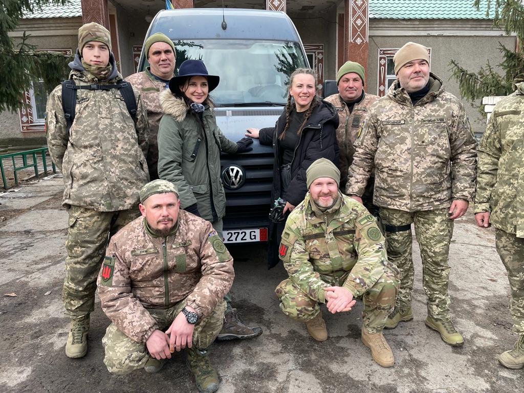 Співачка NAVKA разом з волонтеркою з Німеччини привезли допомогу та автівку для ЗСУ